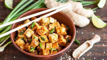 plato de tofu con salsa de soya chino