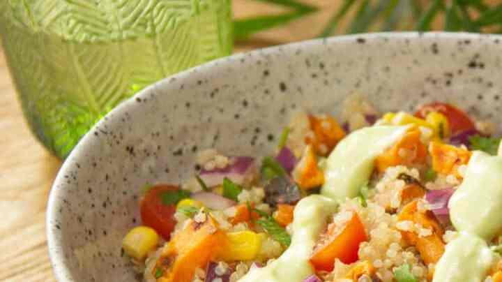 Ensalada de camote y quínoa con aderezo de aguacate