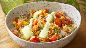 Ensalada de camote y quínoa con aderezo de aguacate