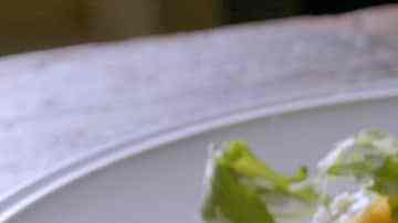 ensalada de duraznos con queso de cabra