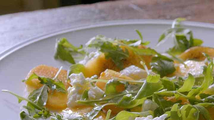 ensalada de duraznos con queso de cabra