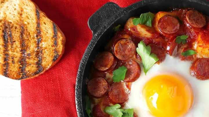 Huevos al plato con salchicha