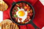 Huevos al plato con salchicha