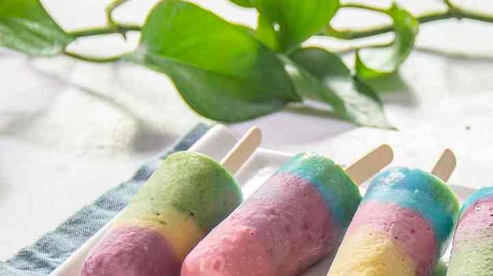 Paletas arcoiris con yogur
