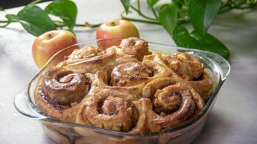 cinnamon rolls con manzana caramelizada