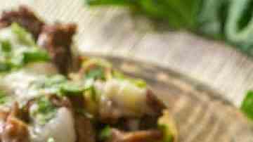 Tostada de bistec con queso