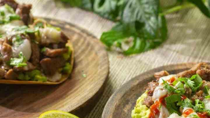 Tostada de bistec con queso