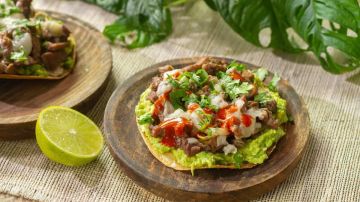 Tostada de bistec con queso