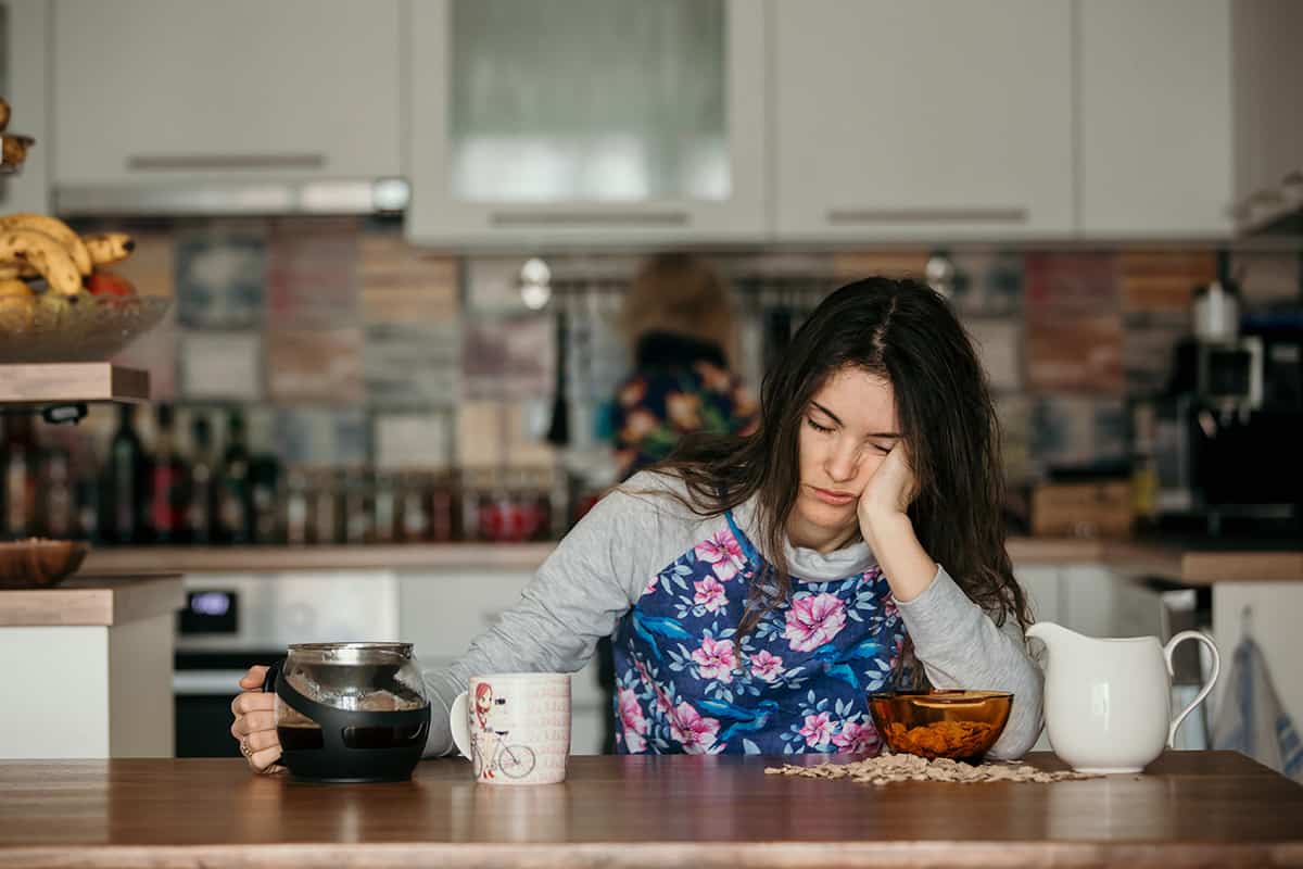 mujer cansada cafe