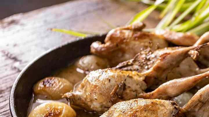 codornices con cebollas al vino blanco