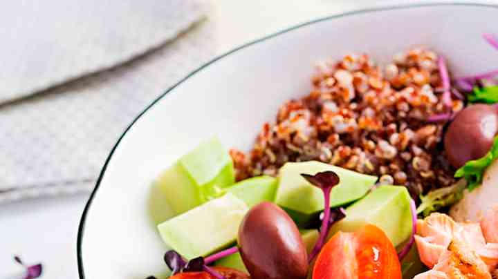 ensalada de quinoa con salmon