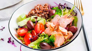 ensalada de quinoa con salmon