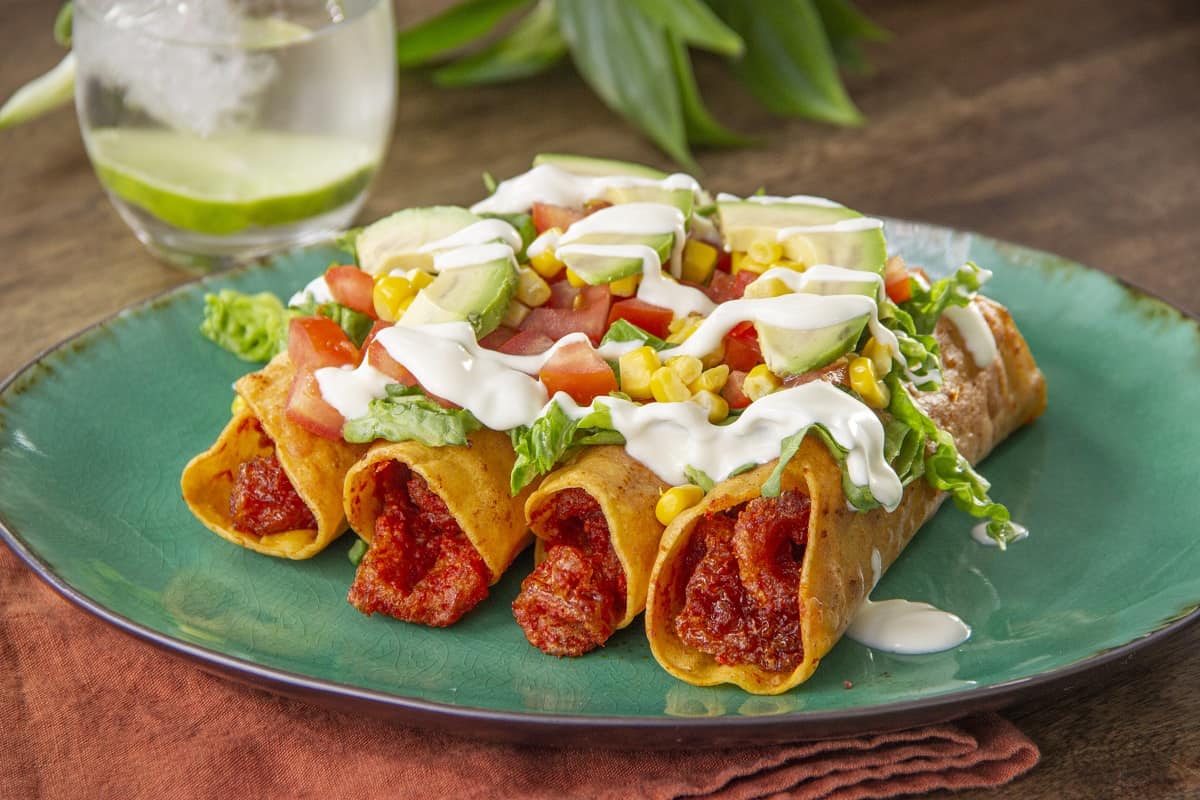 flautas rellenas de chicharrón en salsa roja