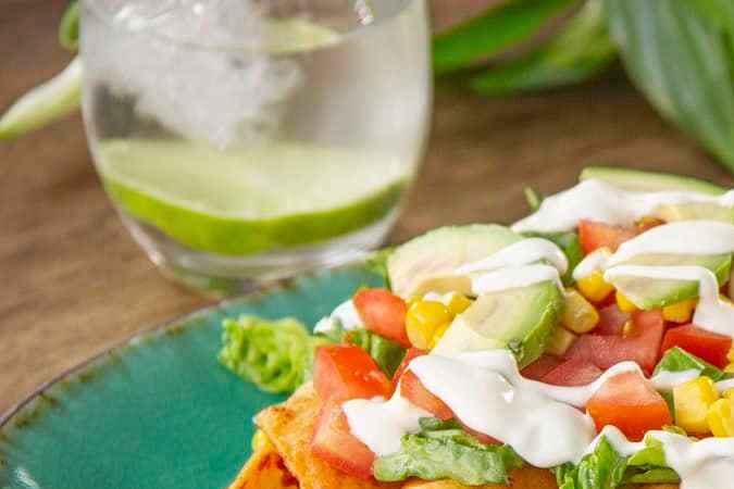 flautas rellenas de chicharrón en salsa roja