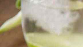 flautas rellenas de chicharrón en salsa roja