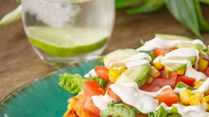 flautas rellenas de chicharrón en salsa roja