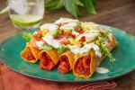 flautas rellenas de chicharrón en salsa roja