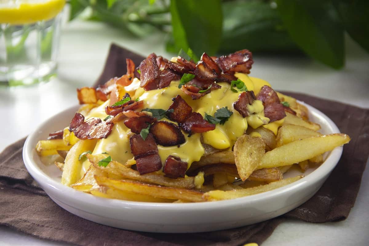 Papas fritas con queso cheddar