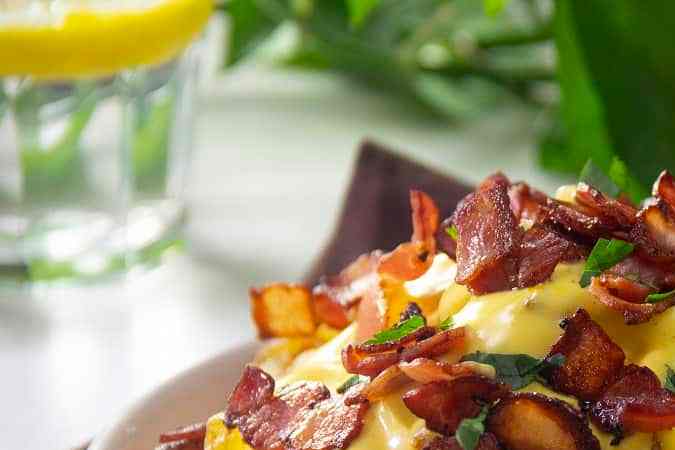 Papas fritas con queso cheddar