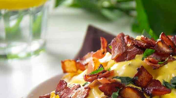 Papas fritas con queso cheddar