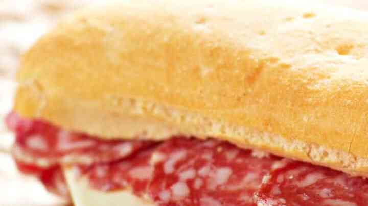 delicioso sandwich de salchichón con queso