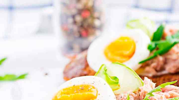 tostas de atún con huevo