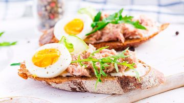 tostas de atún con huevo