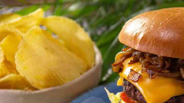 hamburguesa con cebolla caramelizada, pimientos y queso