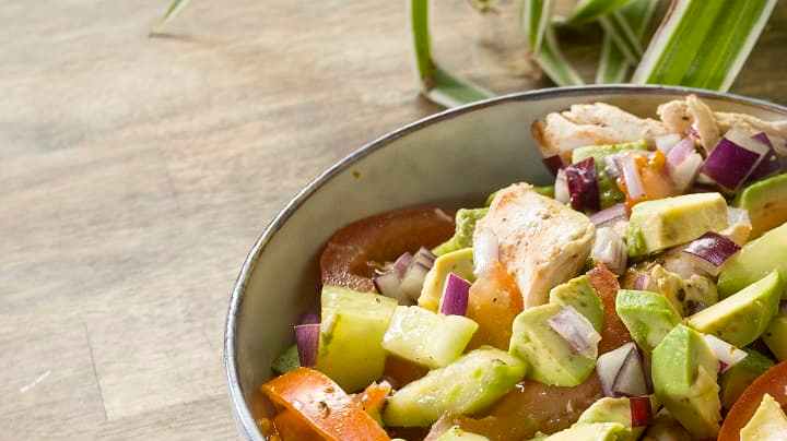 ensalada de pollo con pepino y aguacate
