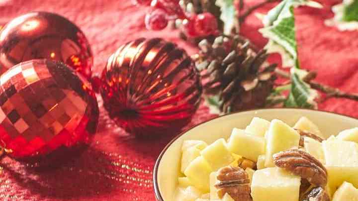 Photo © 2019 The Grosby Group

Ensalada Navideña de manzana y piña