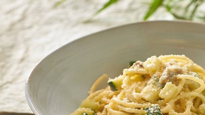 Espaguetis en salsa blanca de yogurt