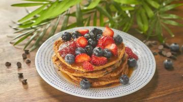 Hot cakes con peanut butter, chocolate y berries