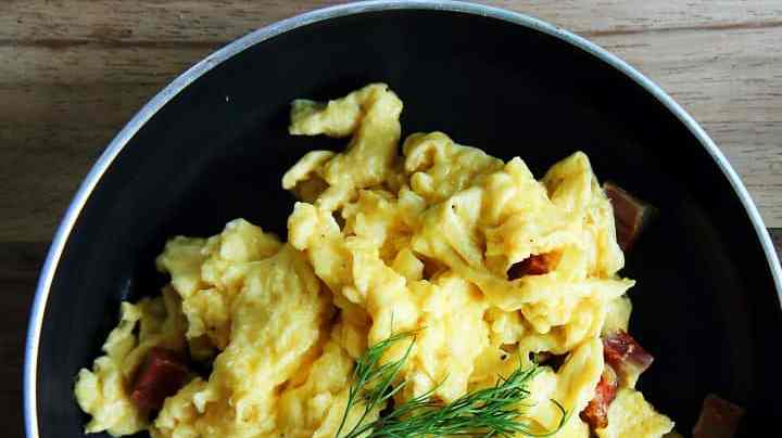 Huevos revueltos con bacon