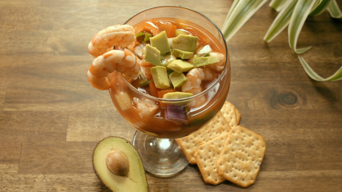 Prepara este fresco y especial cóctel de camarones