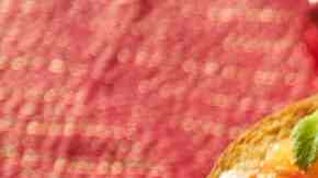 Panettone con crema y frutas