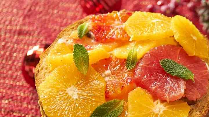 Panettone con crema y frutas