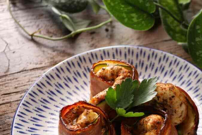 Pinchito de pollo con calabacín y bacon