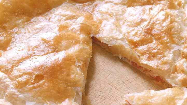 deliciosa empanada gallega con atun y masa de hojaldre