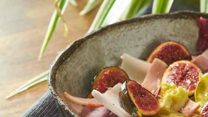 ensalada de higos con tocino crudo