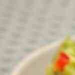 tres huevos rellenos de aguacate