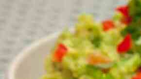 tres huevos rellenos de aguacate