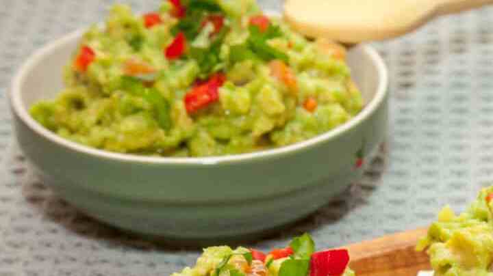 tres huevos rellenos de aguacate