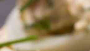 huevos duros partidos por la mitad, rellenos de salmón