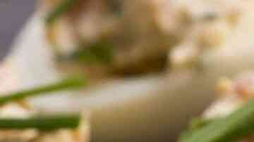 huevos duros partidos por la mitad, rellenos de salmón