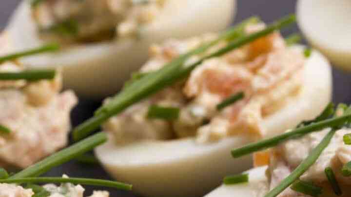 huevos duros partidos por la mitad, rellenos de salmón