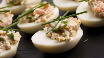 huevos duros partidos por la mitad, rellenos de salmón