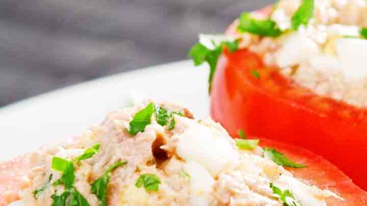 2 tomates rellenos de atún