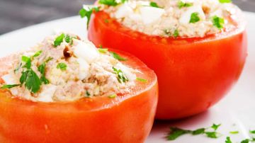 2 tomates rellenos de atún