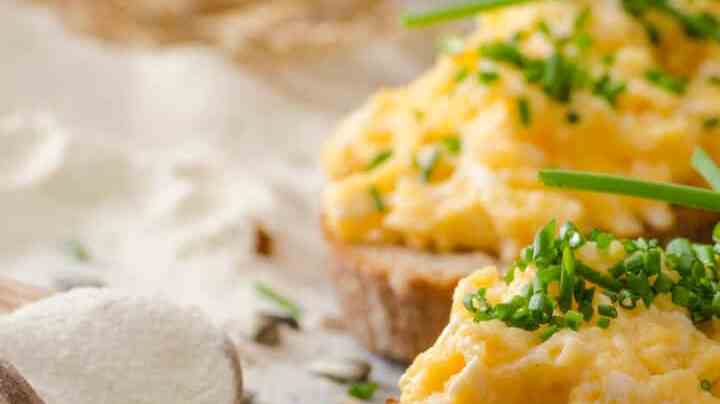 tosta de huevo revuelto