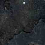 plato con una tosta de hummus con huevo duro